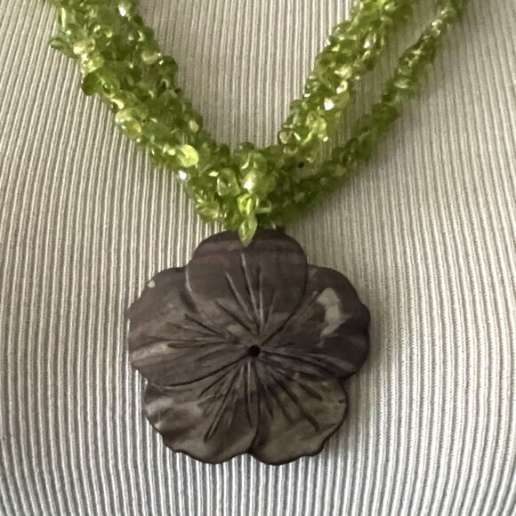 JTV New Peridot Chip Necklace with Shell Flower Pendant Sterling SIlver NIB Box - Picture 3 of 6